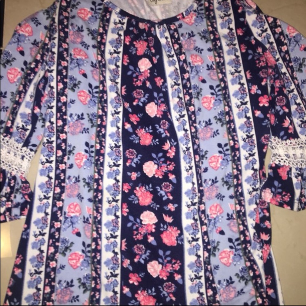 A elbow length shirt